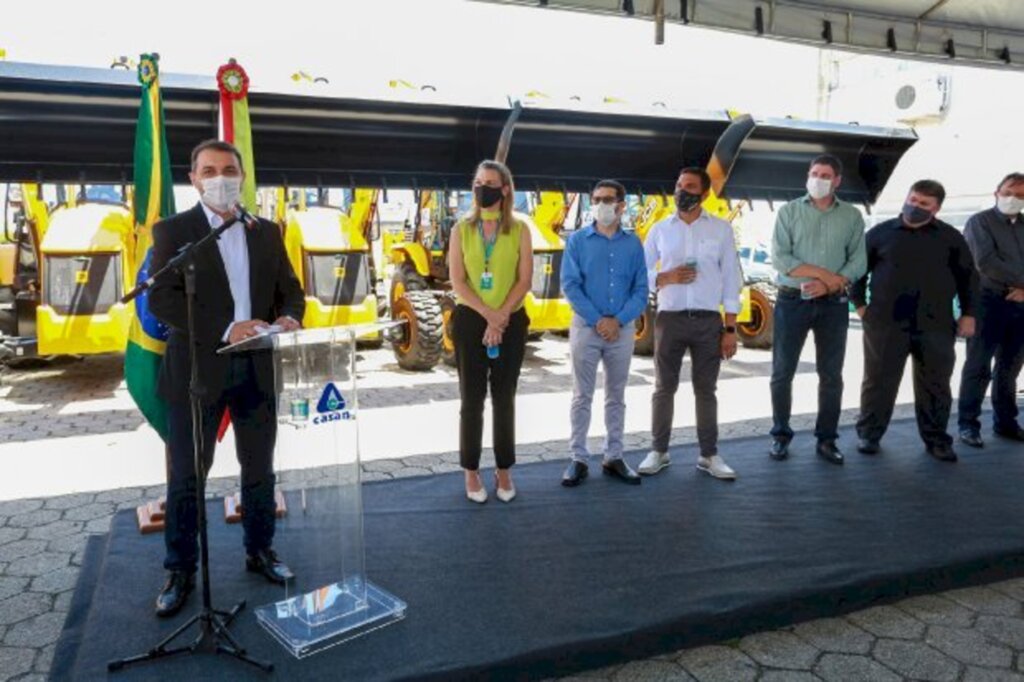 Governador entrega 14 retroescavadeiras para auxiliar em serviços de saneamento nos municípios