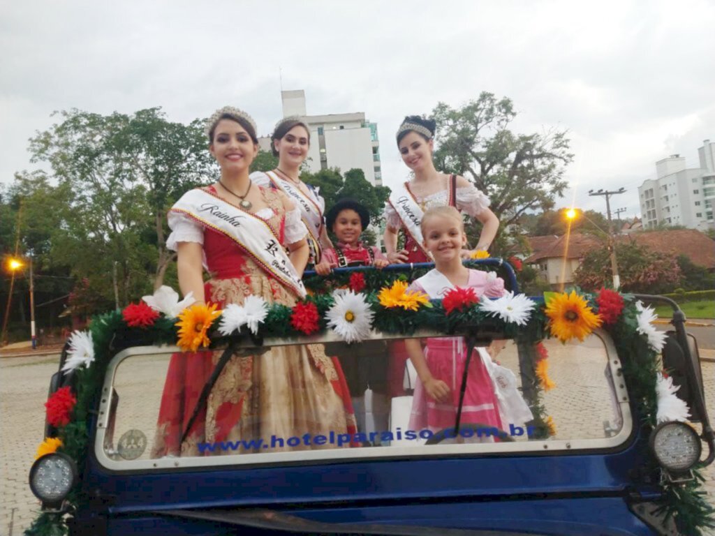 CELEBRAÇÕES RELIGIOSAS E DESFILE DE REALEZAS EM CARRO ABERTO MARCAM DATA DE REALIZAÇÃO DO KERB EM PIRATUBA