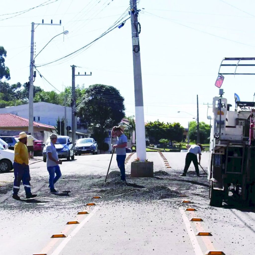 Lombadas são retiradas ao  longo da avenida Dom Daniel Hostim em Celso Ramos