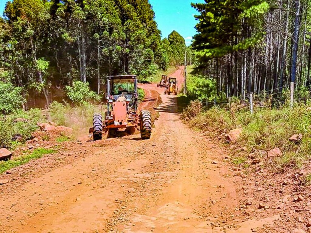 Secretaria de Obras realiza manutenção nas estradas na localidade de Pinheiro Marcado em Campo Belo do Sul