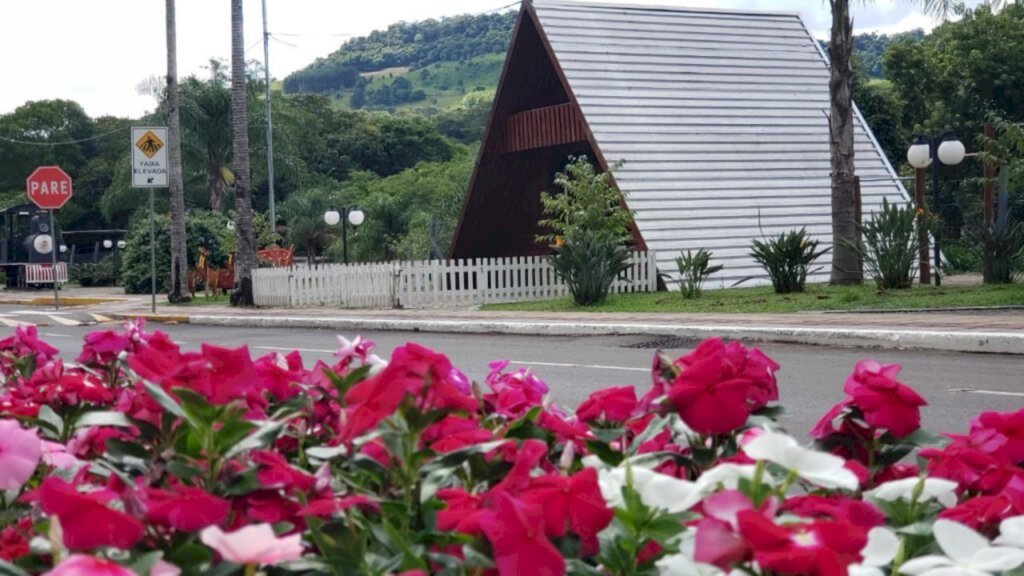  - Ornamentação de canteiros em Piratuba, atrai admiradores e realça a beleza paisagística da cidade conhecida como principal polo turístico do interior catarinense.