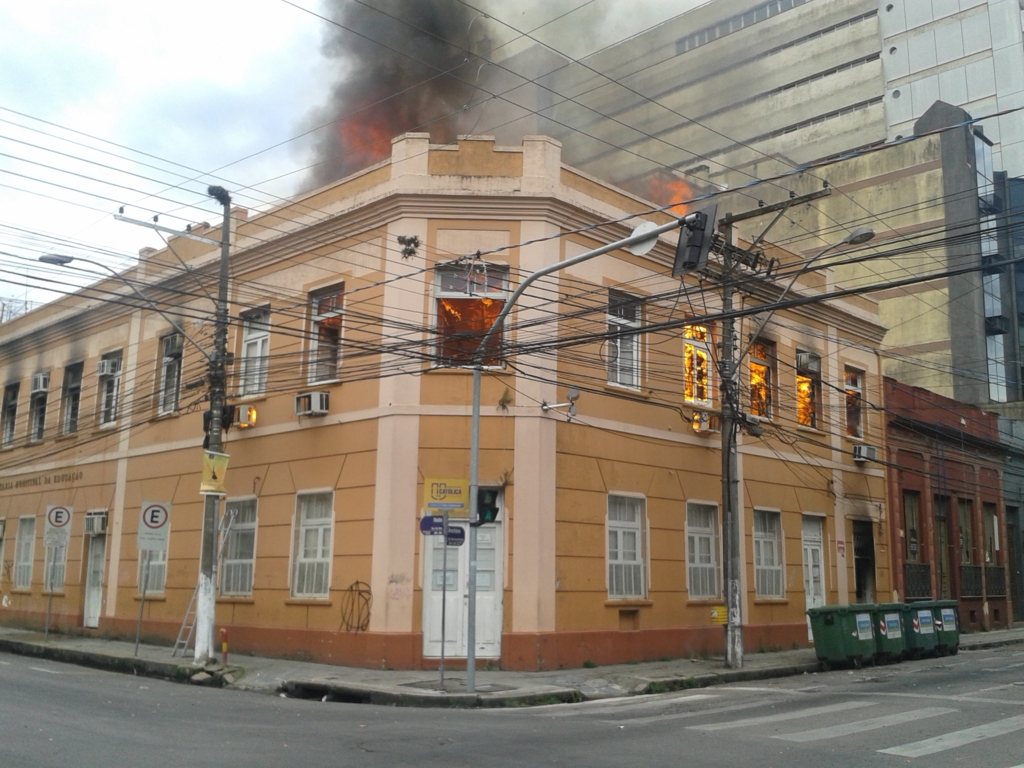 Incêndio consome estrutura interna de antigo prédio da Smed