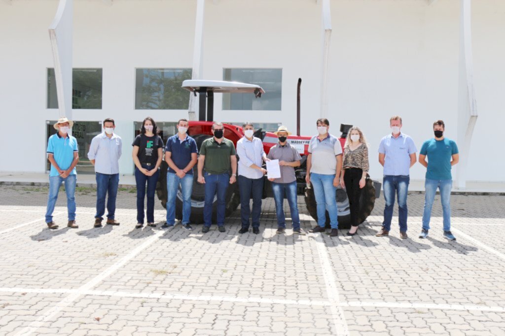 Lana Correa Pinheiro  / Jornalista - SECOM - Prefeito Rogério Pacheco esteve no campus para entregar veículo