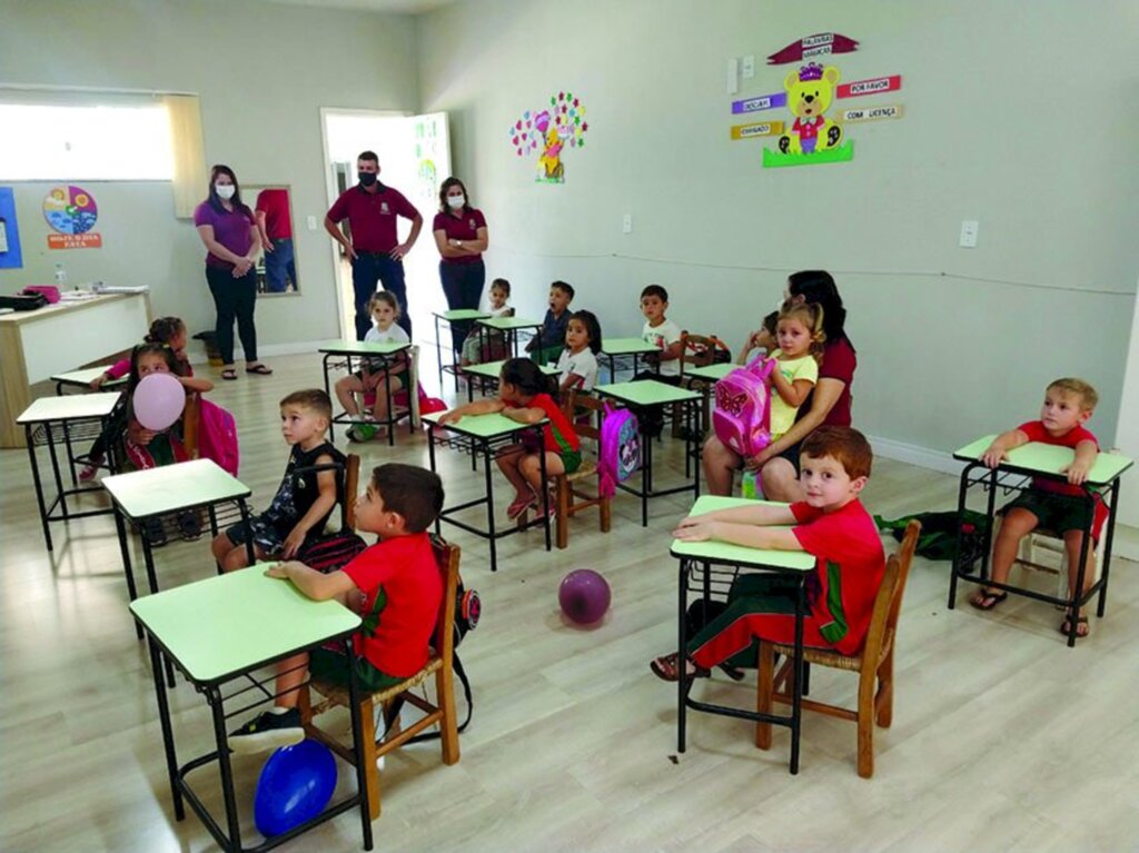 Na volta às aulas, Prefeito Dile visita alunos e professores em Abdon Batista