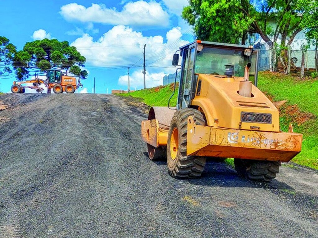 Secretaria de Obras de Campo Belo do Sul utiliza rejeito de asfalto para melhorias de ruas da cidade