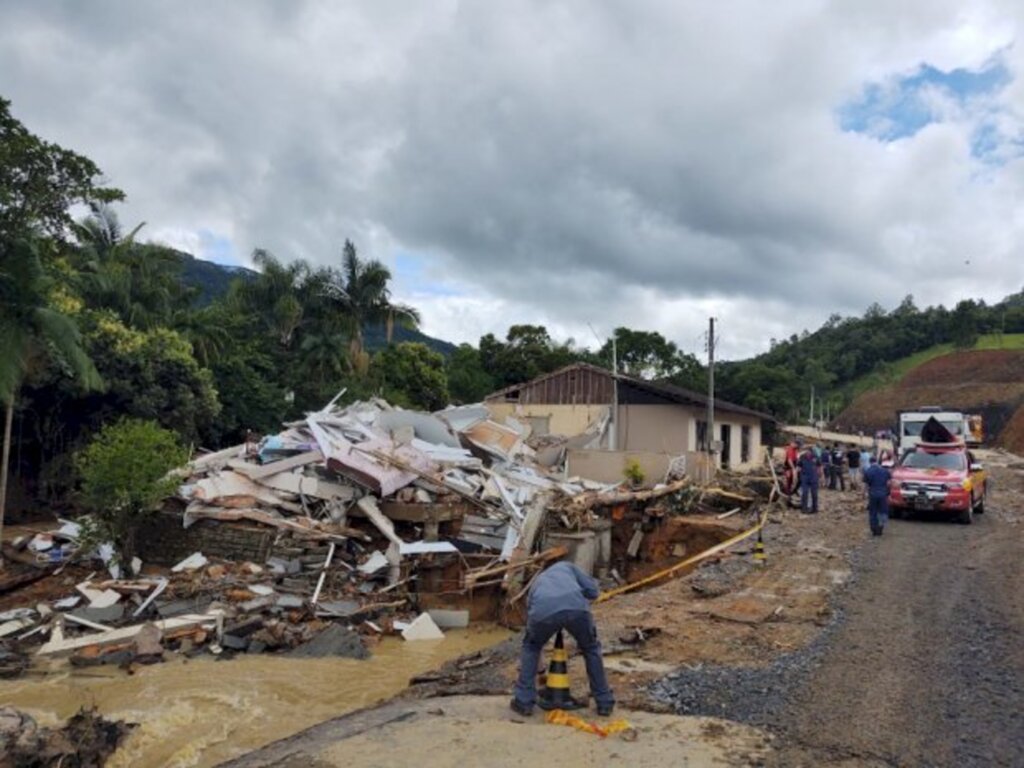 Assessoria de Imprensa   Secretaria de Estado da Agricultura, da Pesca e do Desenvolvimento Rural - A Secretaria de Estado da Agricultura, da Pesca e do Desenvolvimento Rural destinará mais de R$ 1,5 milhão para projetos de recuperação de estruturas danificadas na região de Rio do Sul.