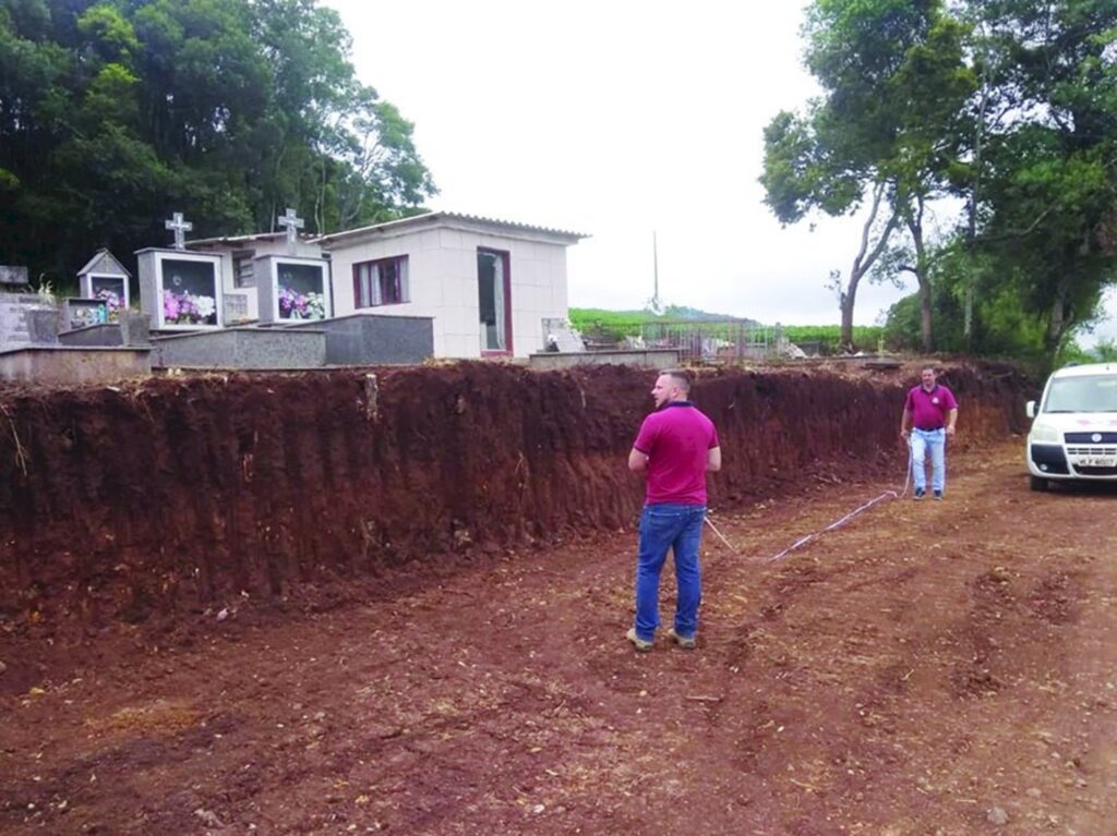 Administração Municipal de Abdon Batista realiza melhorias  no cemitério da comunidade Arroio Bonito