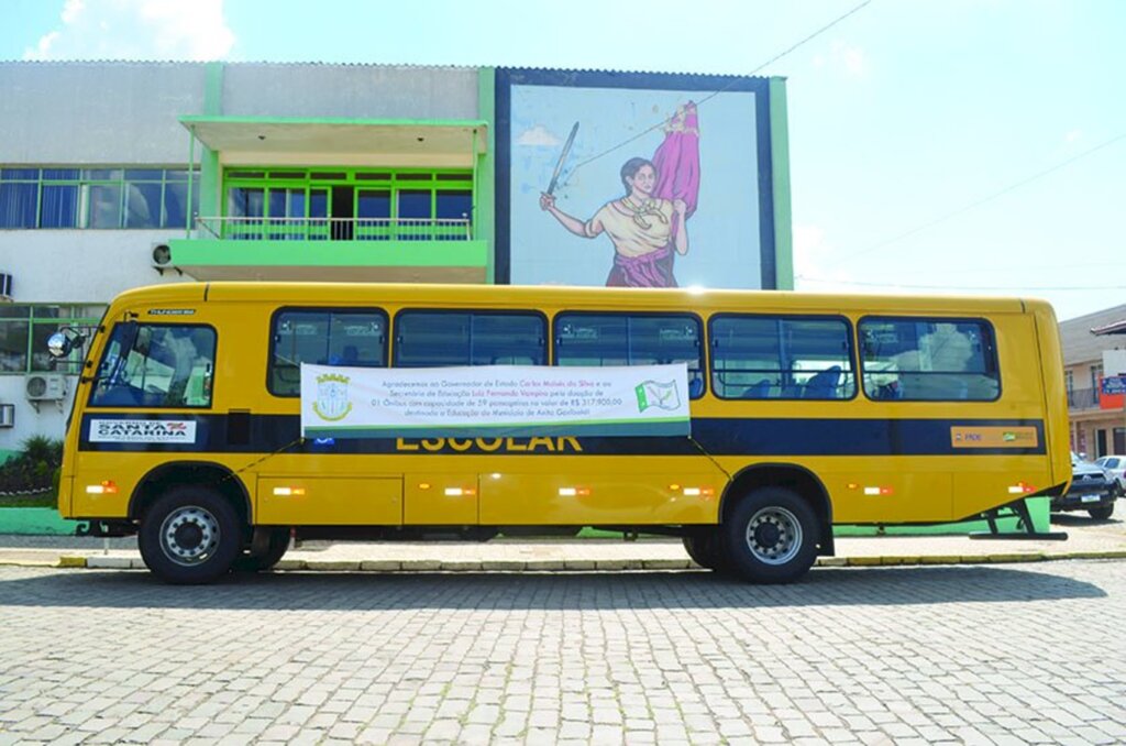 Anita Garibaldi recebe  novo ônibus escolar