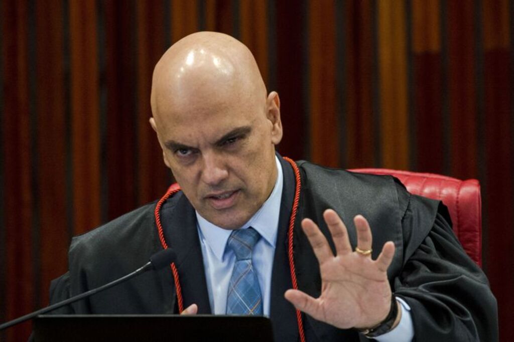 Moraes profere terceiro voto para tratar homofobia como racismo