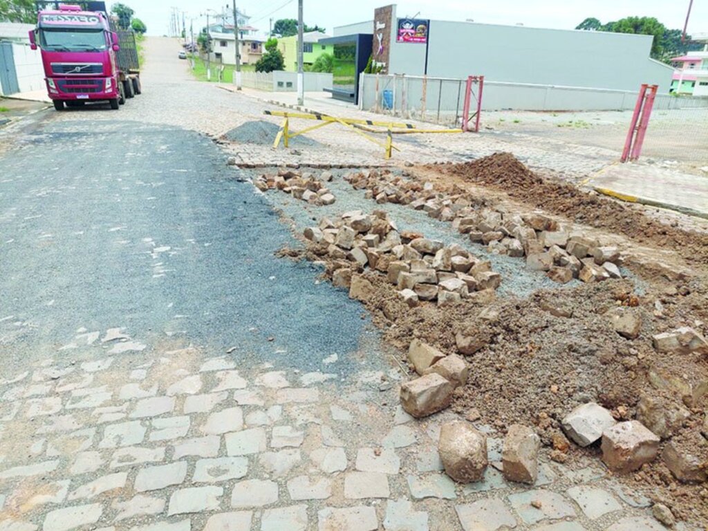 Prefeitura realiza ação de tapa-buraco em calçamentos do município de Campo Belo do Sul