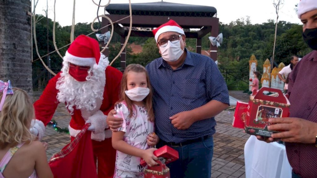 DRIVE THRU DO PAPAI NOEL EMOCIONA CRIANÇAS E ADOLESCENTES EM PIRATUBA EM TRADICIONAL ENTREGA DE PACOTES NATALINOS