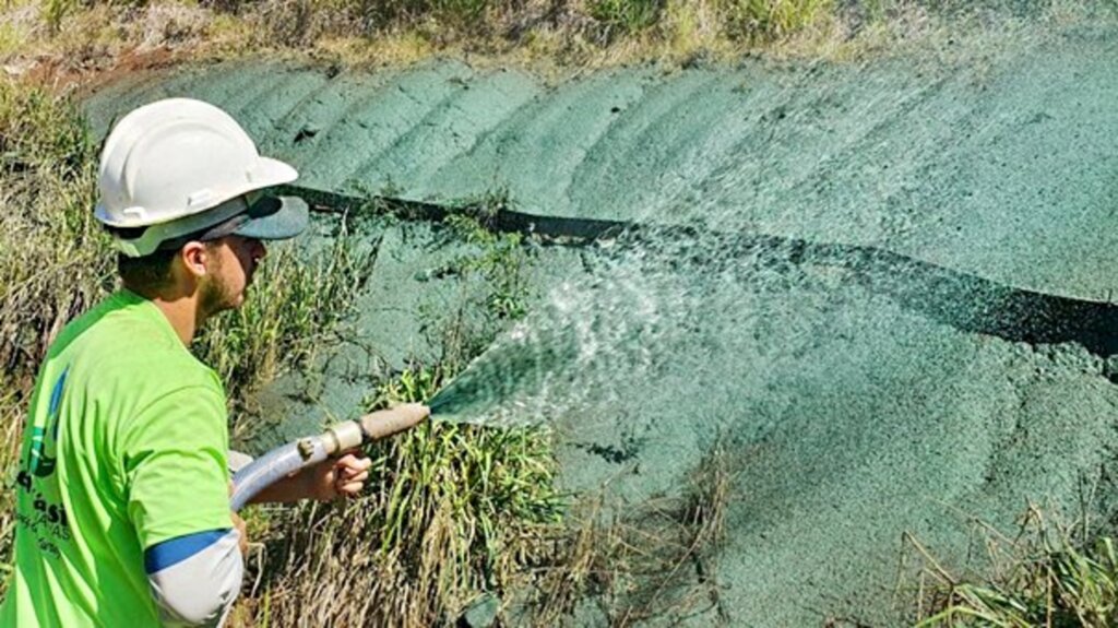 Ana Leonora B. Meneghini Engenheira Ambiental e Sanitarista - Aplicação de hidrossemeadura em taludes expostos. Fonte: Desenvolver Engenharia e Meio Ambiente, 2020.