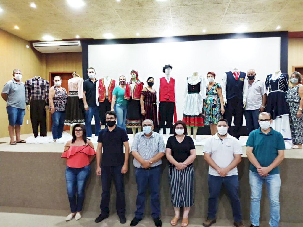 FUNDAÇÃO DE CULTURA DE PIRATUBA APRESENTA MODELOS DE TRAJES TÍPICOS QUE IRÃO COMPOR NOVOS FIGURINOS EM NÚMEROS ARTÍSTICOS DE OFICINAS