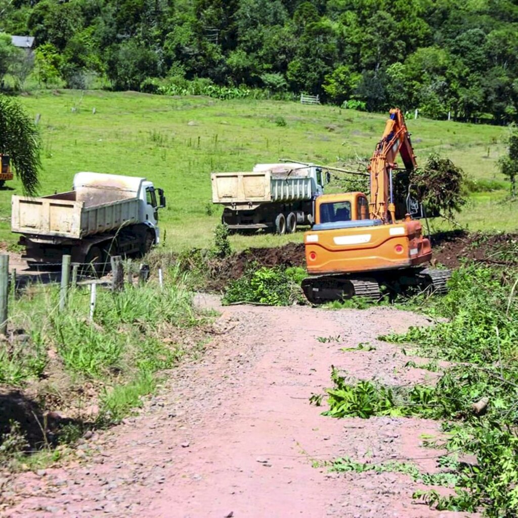 Rua Otávio de Matia passa por  serviços de terraplanagem em Celso Ramos