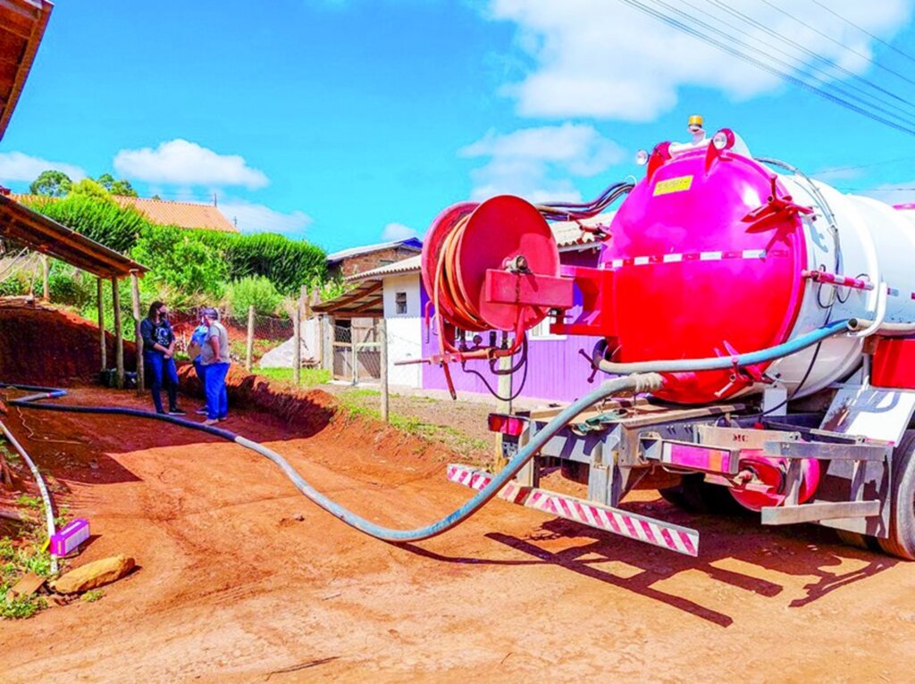  - Fossas sendo limpadas