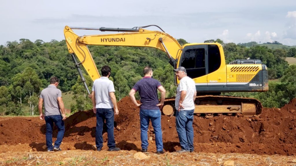 Chefe do Executivo visita obras de terraplanagem que vai abrigar maternidade de suínos em Piratuba