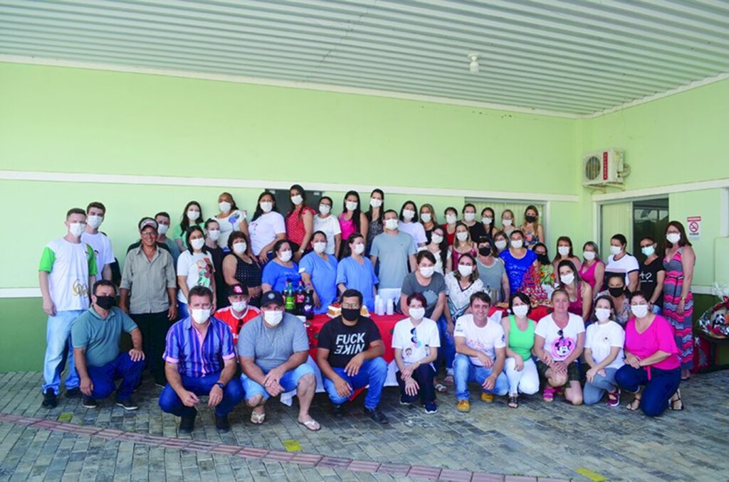 Equipe da Secretaria Municipal de Saúde de Anita Garibaldi reunida para confraternizar