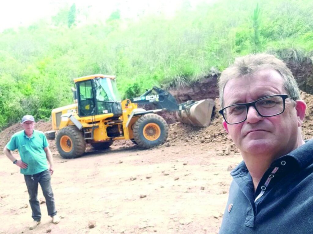  - Prefeito e secretário de Obras acompanhando os trabalhos