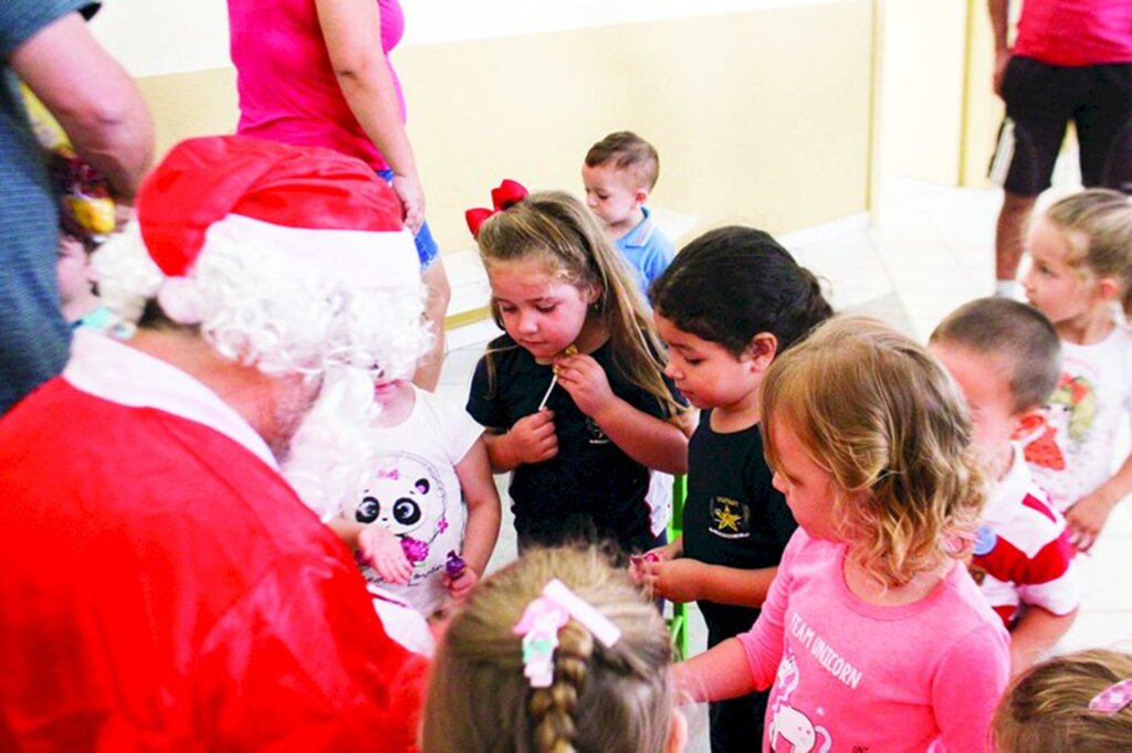 Encerramento na rede municipal de ensino de Celso Ramos é marcado com a  visita do papai Noel