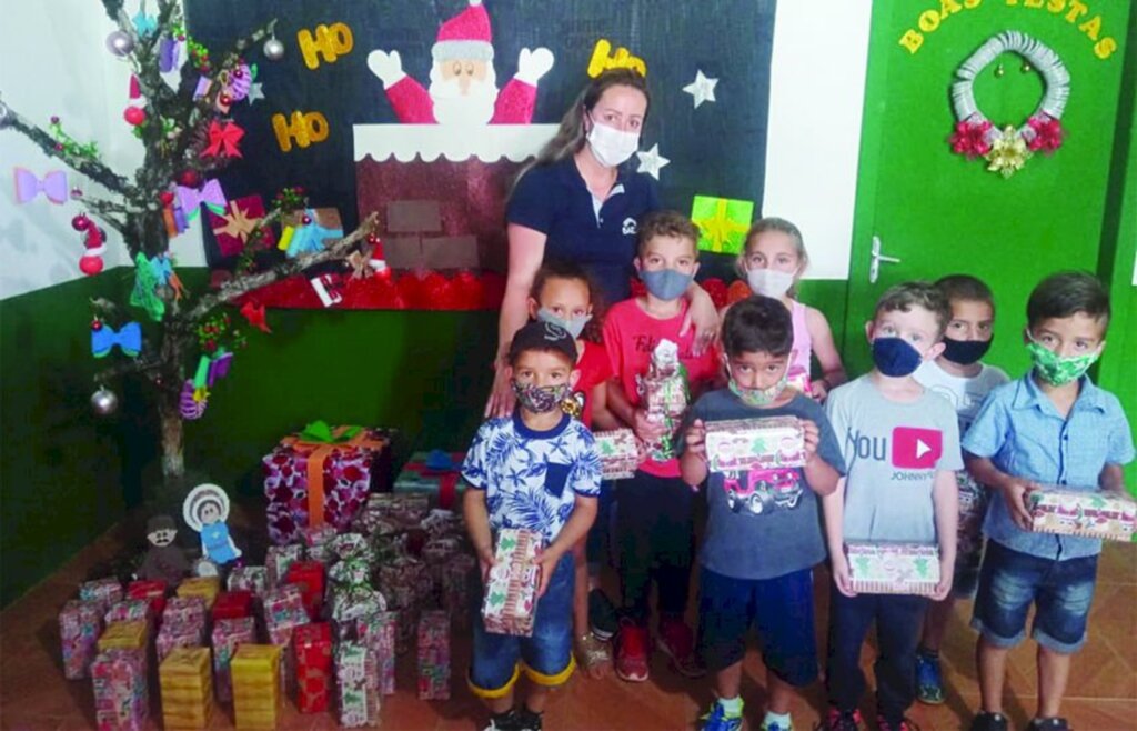 Alunos receberam presentes de natal da BAESA