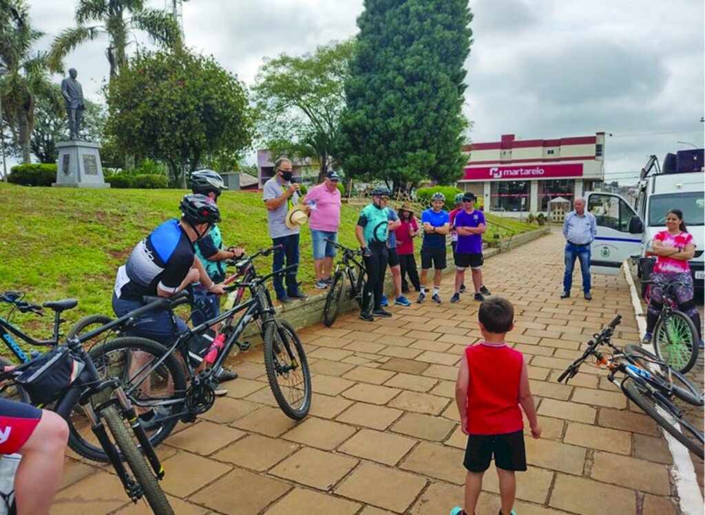 Passeio Ciclístico pela Vida é realizado em Esmeralda