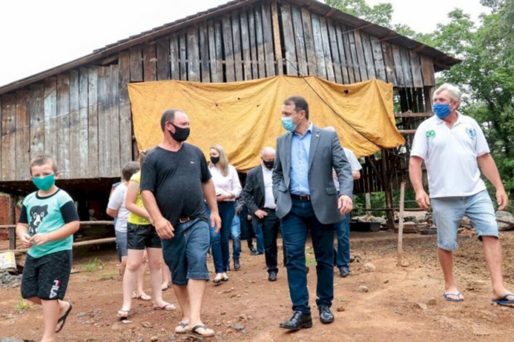 Foto: Mauricio Vieira / Secom - A família Wendling recebeu uma visita especial na tarde desta sexta-feira, 04. O governador Carlos Moisés foi até a Linha Riqueza, no interior de Pinhalzinho, para conhecer a propriedade rural comandada por Paulo Wendling, que trabalha com a criação de suínos e de gado leiteiro.