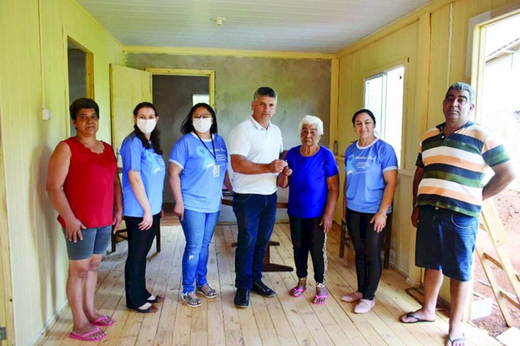  - Dona Maria perdeu a casa em um incênio e agora recebeu a nova residência