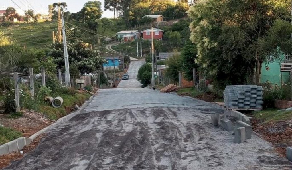 Material da construção de calçamento está sendo levado por alguns moradores em rua de Anita Garibaldi