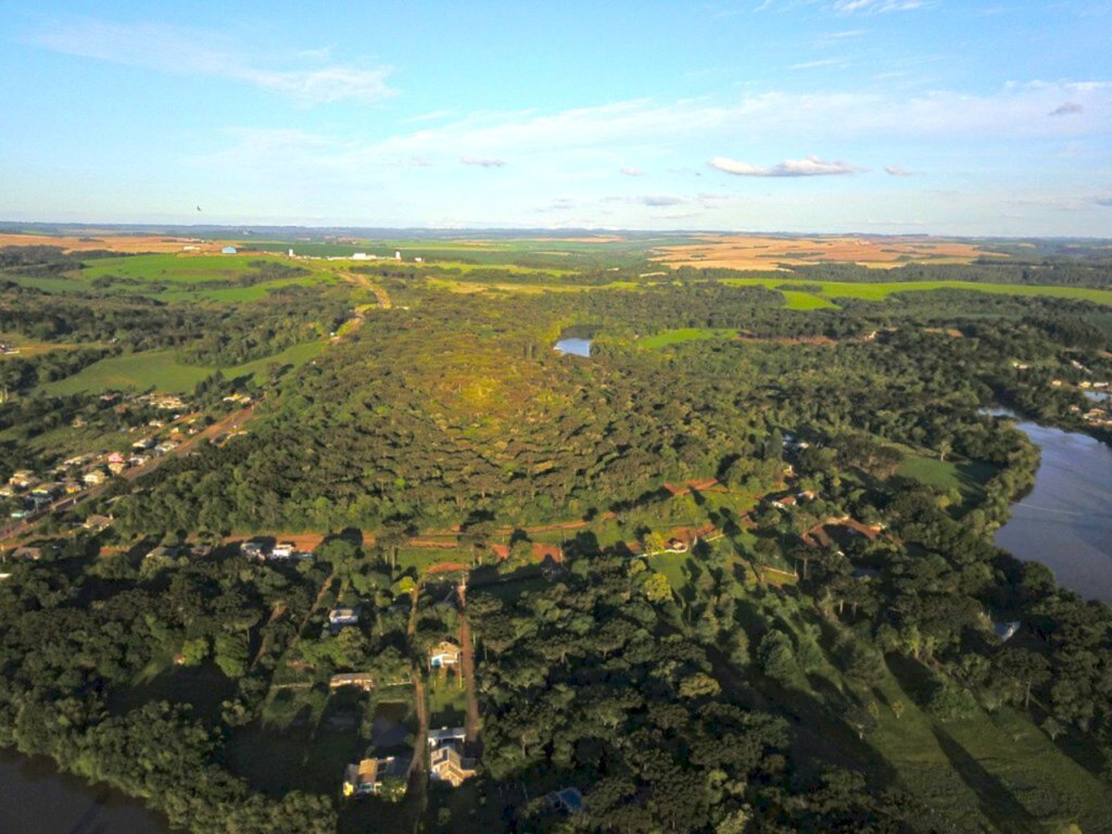 MB Comunicação Empresarial/Organizacional Jornalista Responsável ? Marcos A. Bedin ? MTE SC 00085 - A criação do parque ecológico será possível porque o município recebeu, em dação, uma área de mata preservada, as margens da SC-155, na Vila Ceres (Divulgação).