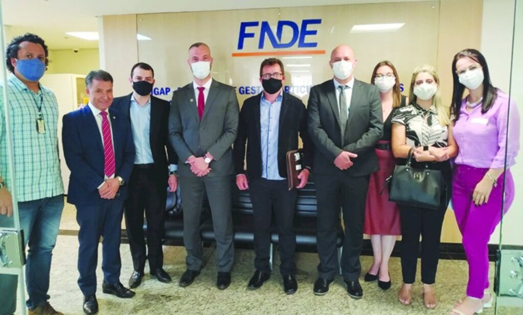  - Prefeito João Cidinei juntamente com membros da superintendência e assessores do FNDE, deputado Darci de Matos e prefeitos de Urussanga e de Urupema