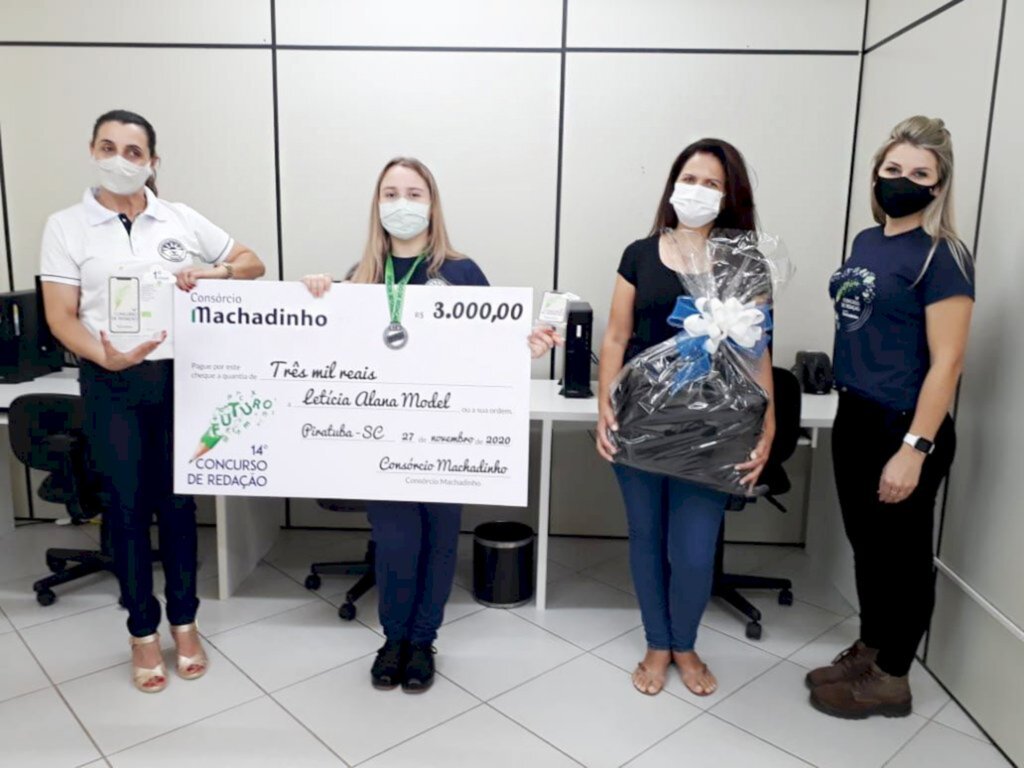 Entrega da premiação na quinta-feira, 03/12/2020. - O primeiro lugar ficou com a aluna Letícia Alana Model, da EEB Belisário Pena de Capinzal, SC, que ganhou R$ 3 mil.