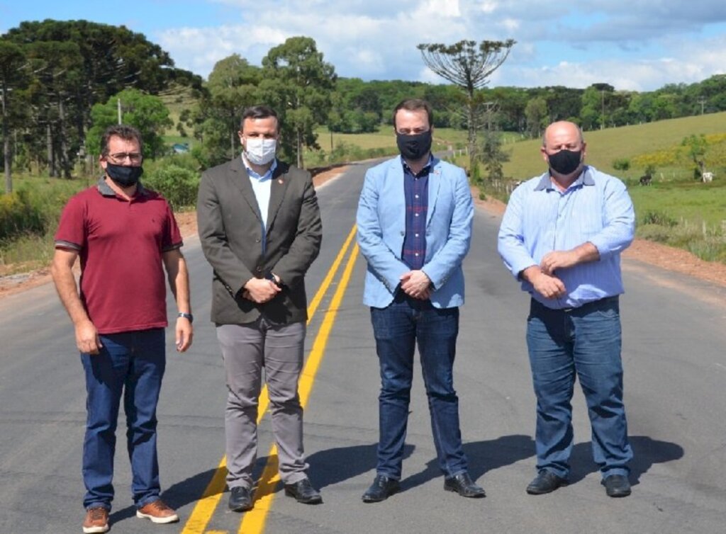  - Lucas Neves e Juliano, com os prefeitos João Cidinei e Zinho, sobre o tão sonhado asfalto