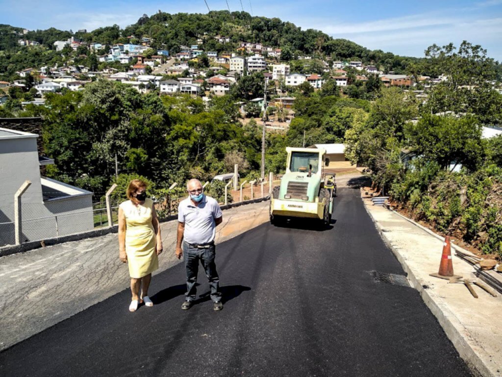 Rua Armindo Hanel está sendo pavimentada