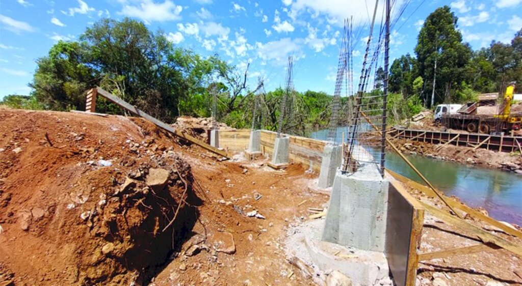 Andamento das obras da ponte intermunicipal entre Pinhal da Serra e Esmeralda