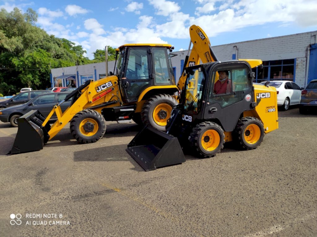 Capinzal adquire retroescavadeira e mini carregadeira compacta