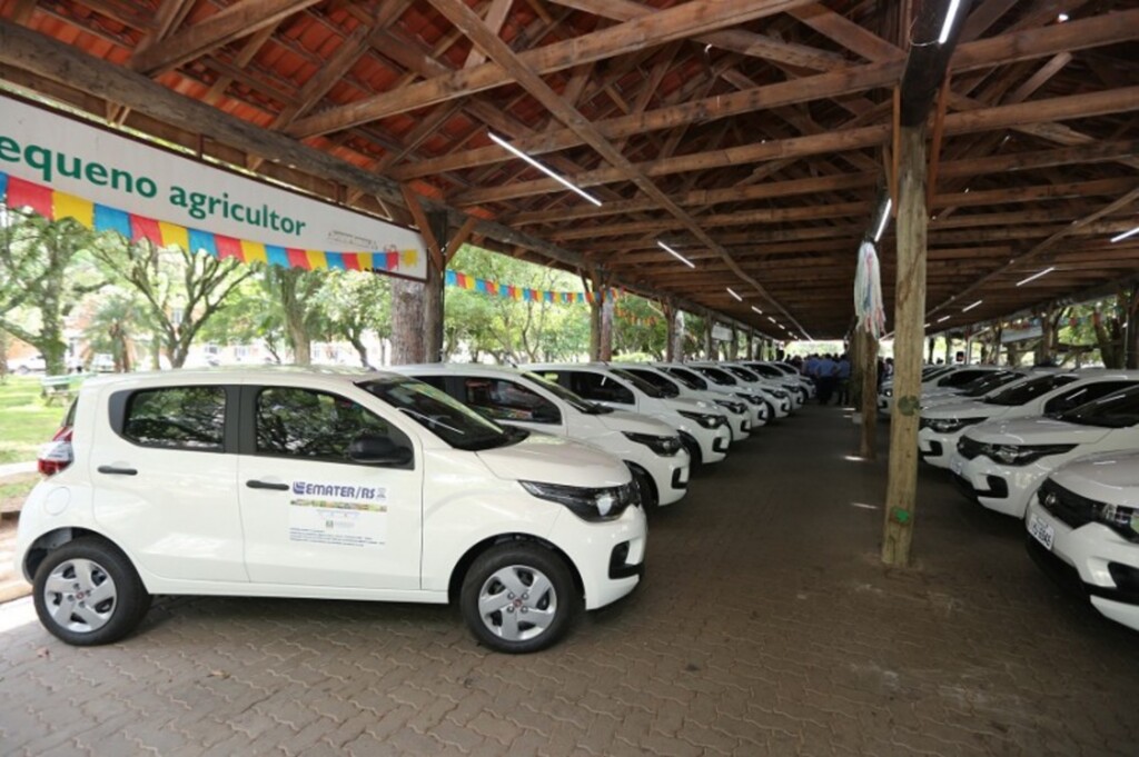 Assistência à agricultura familiar recebe 220 carros e computadores