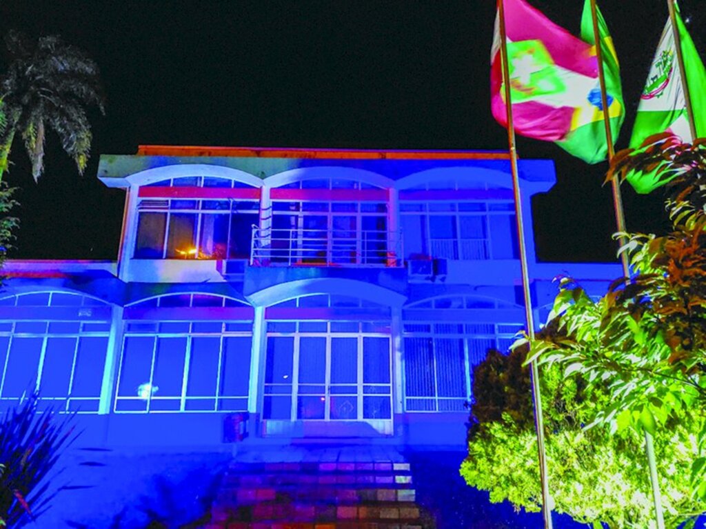 Pontos da cidade  de Campo Belo do Sul são iluminados na cor azul para alertar sobre o  câncer de próstata