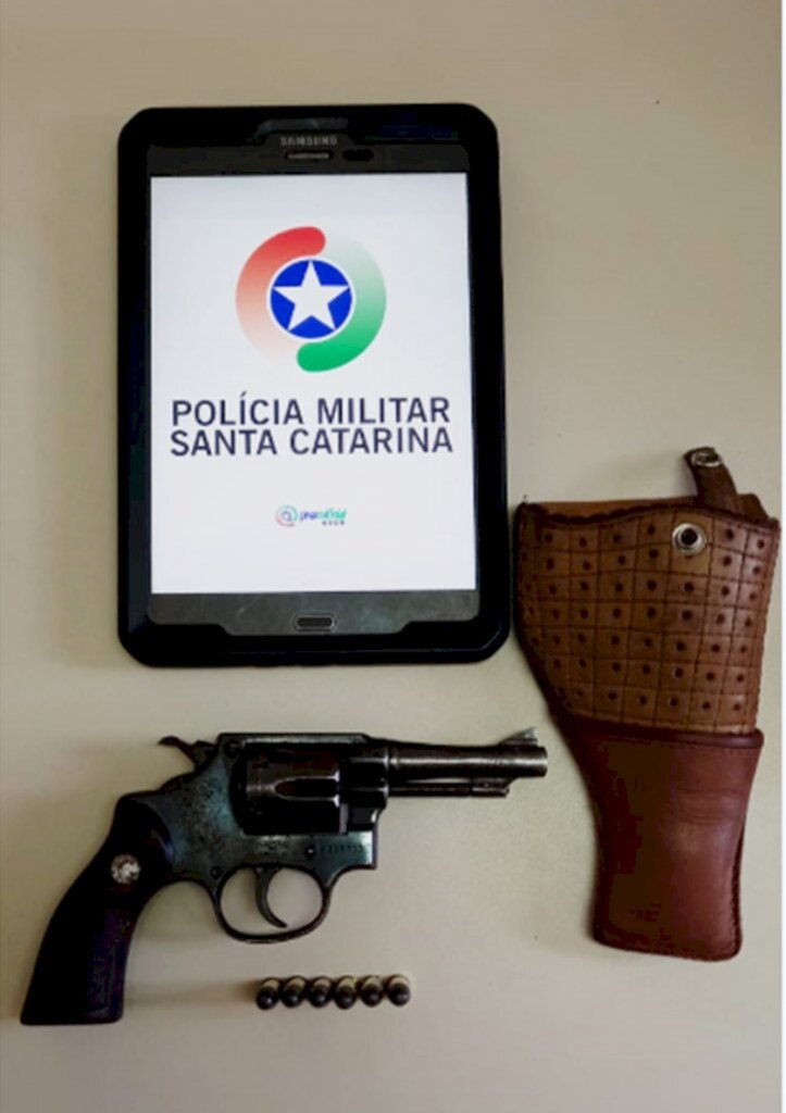 Polícia Militar prende homem por posse/porte de arma de fogo