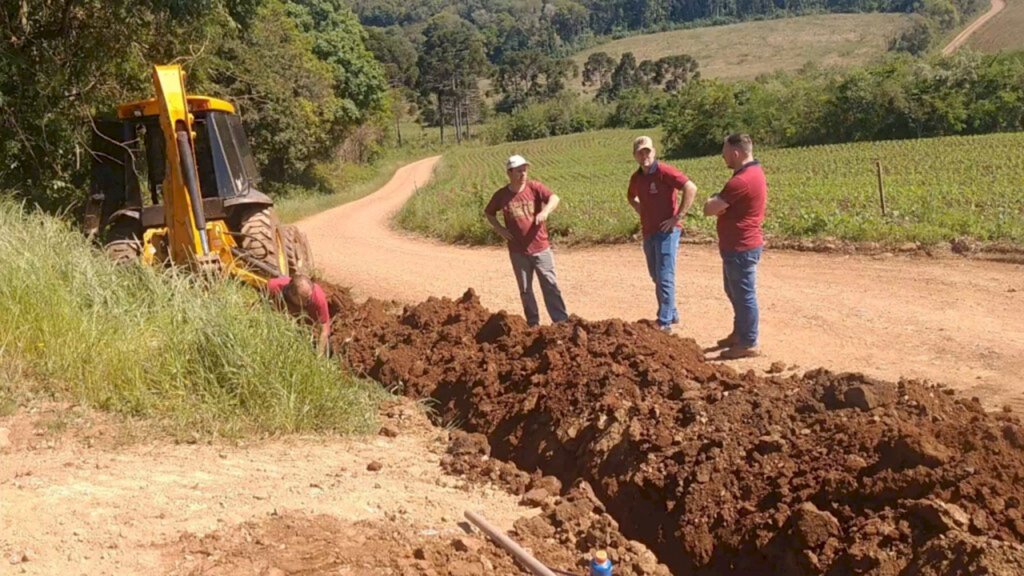 Administração Municipal implanta 7 km de rede de água na comunidade de São Roque em Abdon Batista