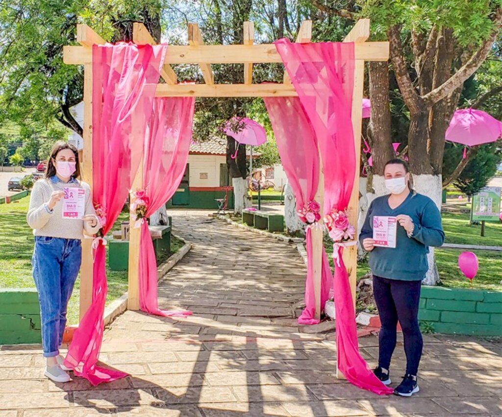 Panfletagem na praça da Cacimba orientou sobre a campanha Outubro Rosa em Campo Belo do Sul