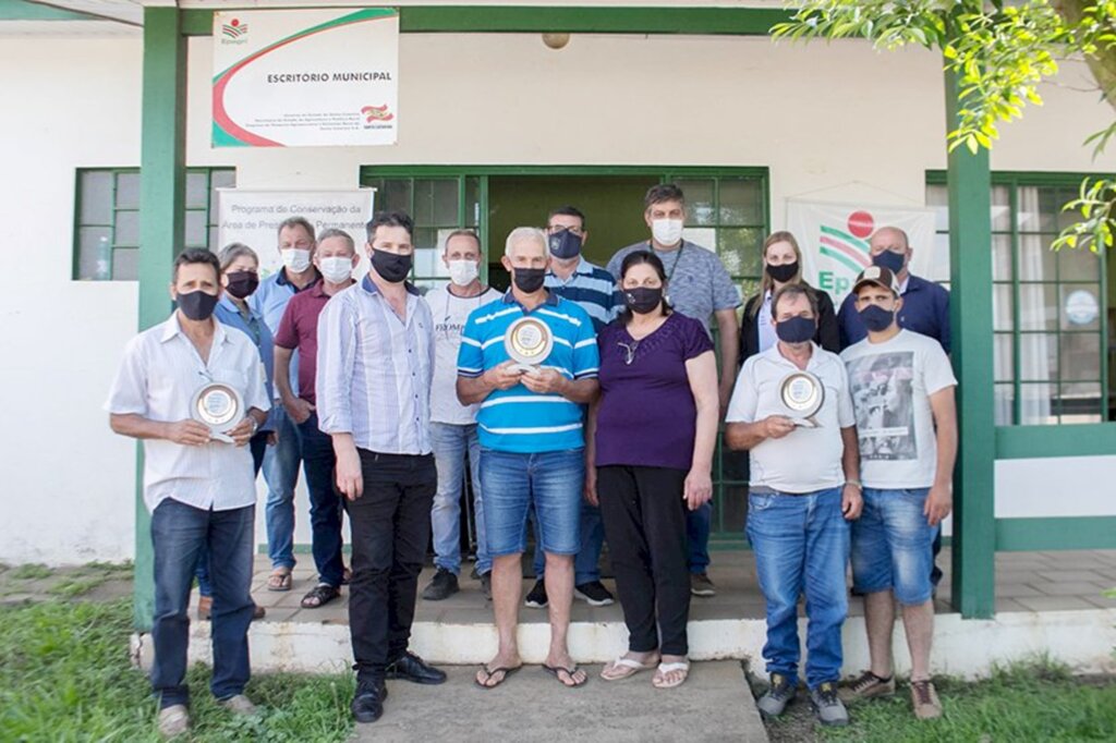 Agricultores de Celso Ramos  são premiados no Programa de Conservação da Área de Preservação Permanente da ENERCAN