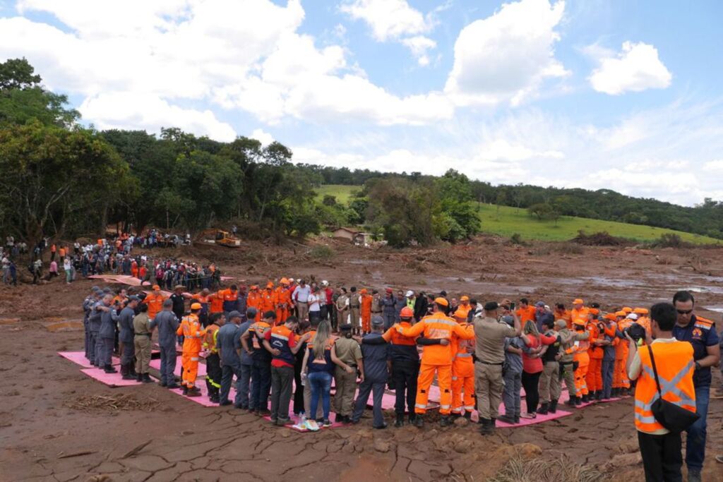 Bombeiros confirmam 157 mortos e 165 desaparecidos em Brumadinho