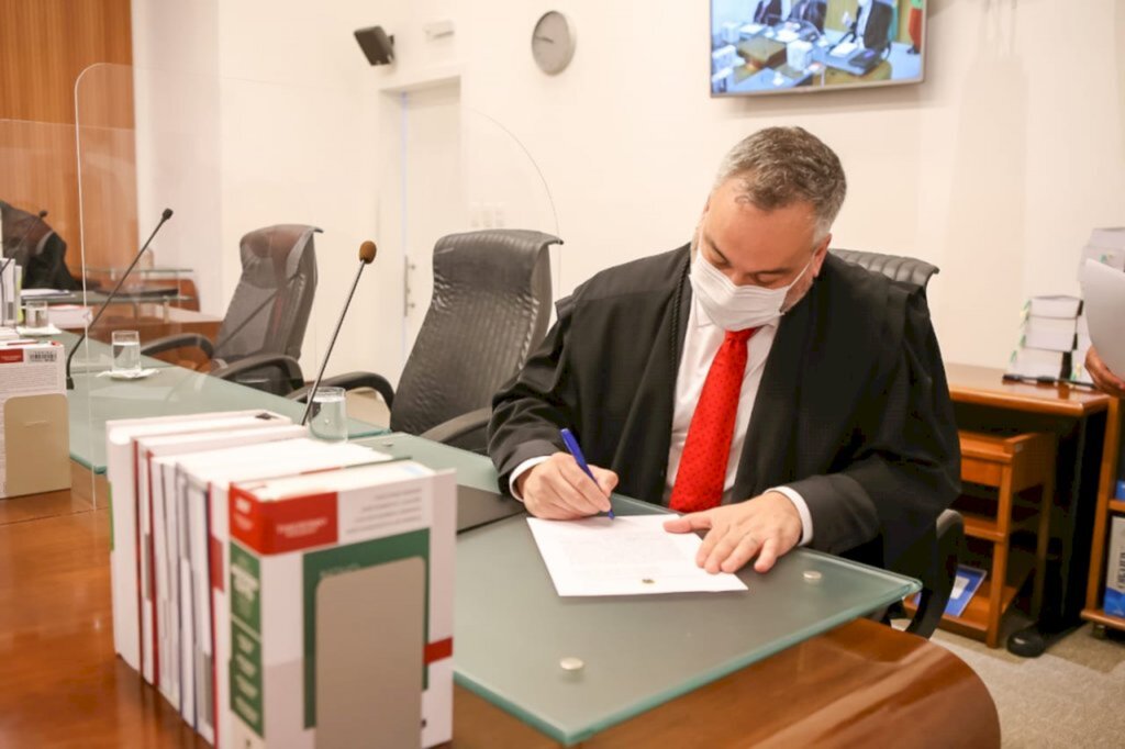 Jennifer Hartmann Jornalista Assessoria de Comunicação Social - Tomou posse como juiz efetivo do Pleno do TRE-SC, na classe Juiz de Direito, o magistrado Marcelo Pons Meirelles. A cerimônia foi realizada nesta segunda-feira (16), na Sala de Sessões do Tribunal.