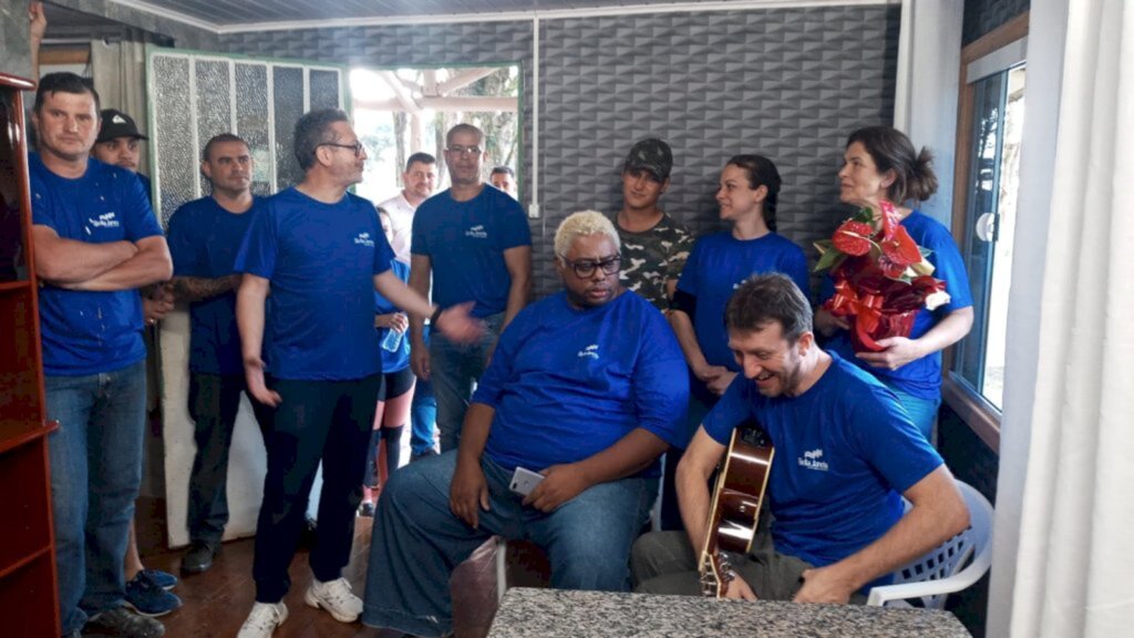 Nylcynho Mota - Equipe juntamente com os proprietários da casa na entrega da casa já finalizada