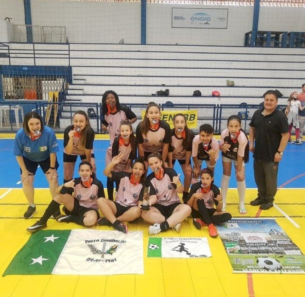 Futsal feminino de Anita Garibaldi é vice-campeão nos JEB's