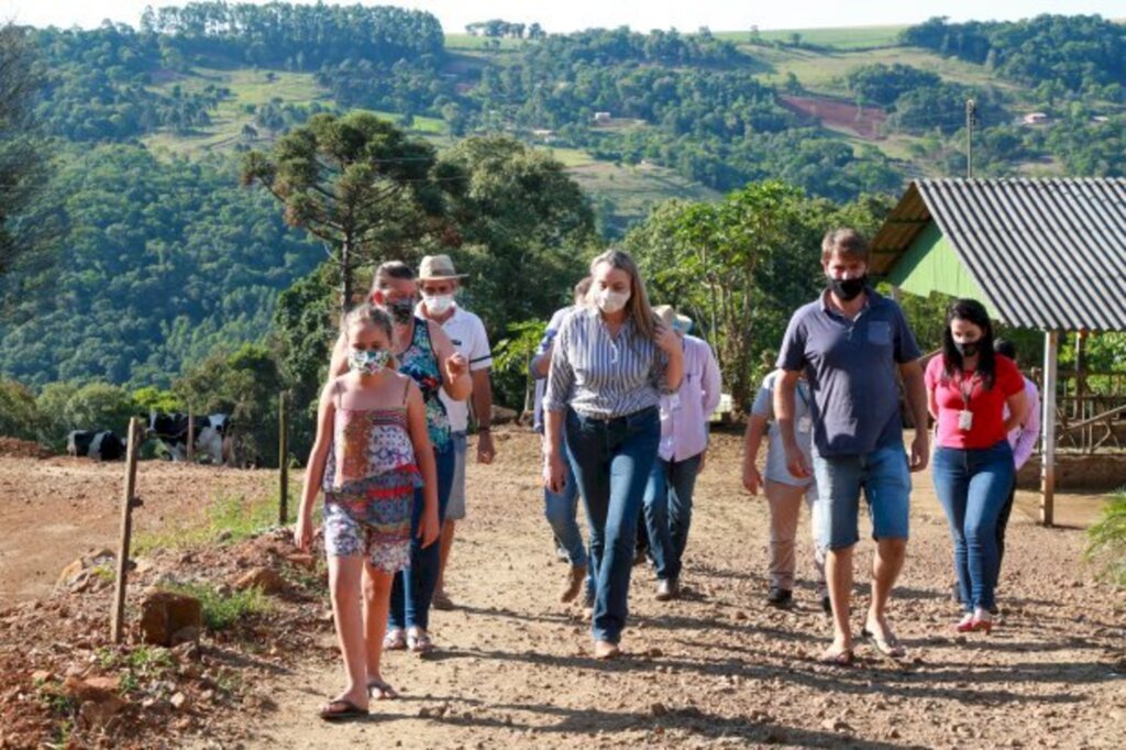 Fotos: Julio Cavalheiro/Secom - Preocupada com a situação, a governadora Daniela Reinehr visitou nesta sexta-feira, 13, a propriedade da família Bortese, na Linha Bom Retiro, em Chapecó.