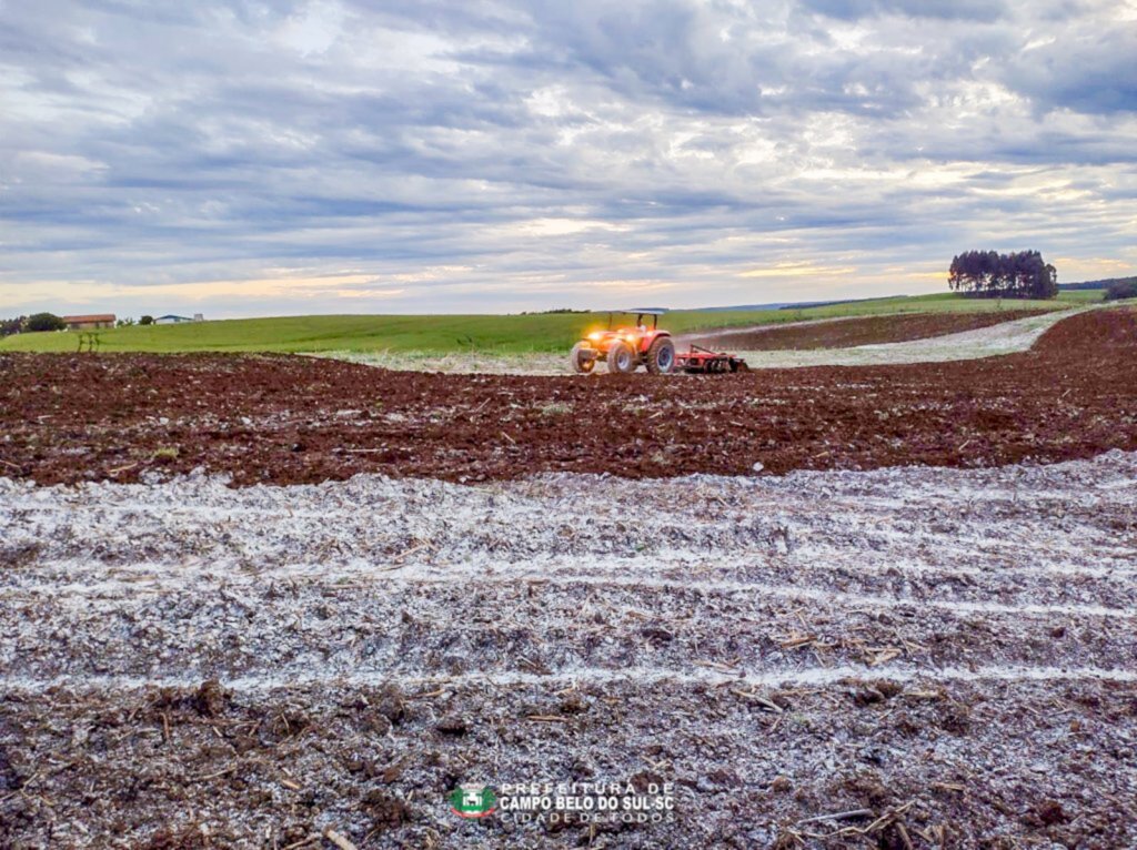 Prefeitura viabiliza calcário e preparo de terra para produtores rurais em Campo Belo do Sul