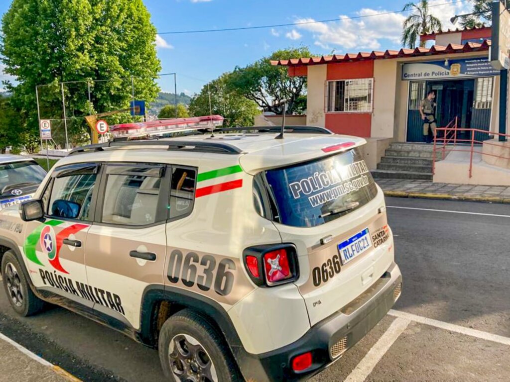 Dois masculinos são presos pela Polícia Militar após assalto em padaria em Campo Belo do Sul