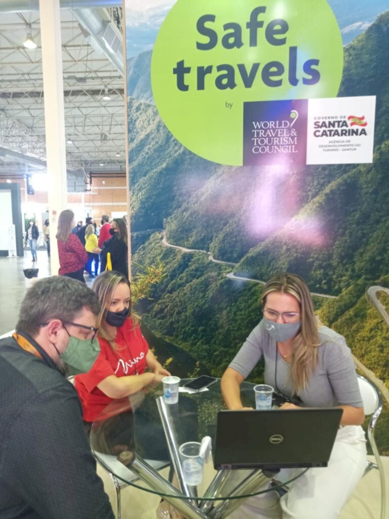 Assessoria DE COMUNICAÇÃO - A Agência de Desenvolvimento do Turismo de Santa Catarina (Santur) participa do evento, expondo no estande do estado os atrativos turísticos  de diferentes segmentos e regiões.