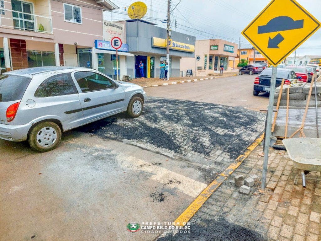 Prefeitura constrói faixa elevada para travessia de pedestres em Campo Belo do Sul